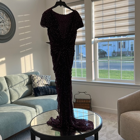 Magnificent Tadashi ruched  and sequins evening gown - Picture 1 of 16